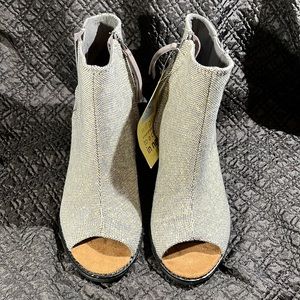 NWT TOMS SZ 6.5 peep toe booties. Castle rock grey, metallic linen.